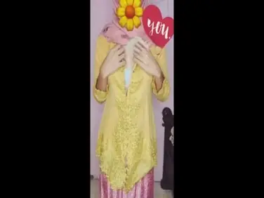 Siaran Langsung Pakai Kebaya Pink Ketat